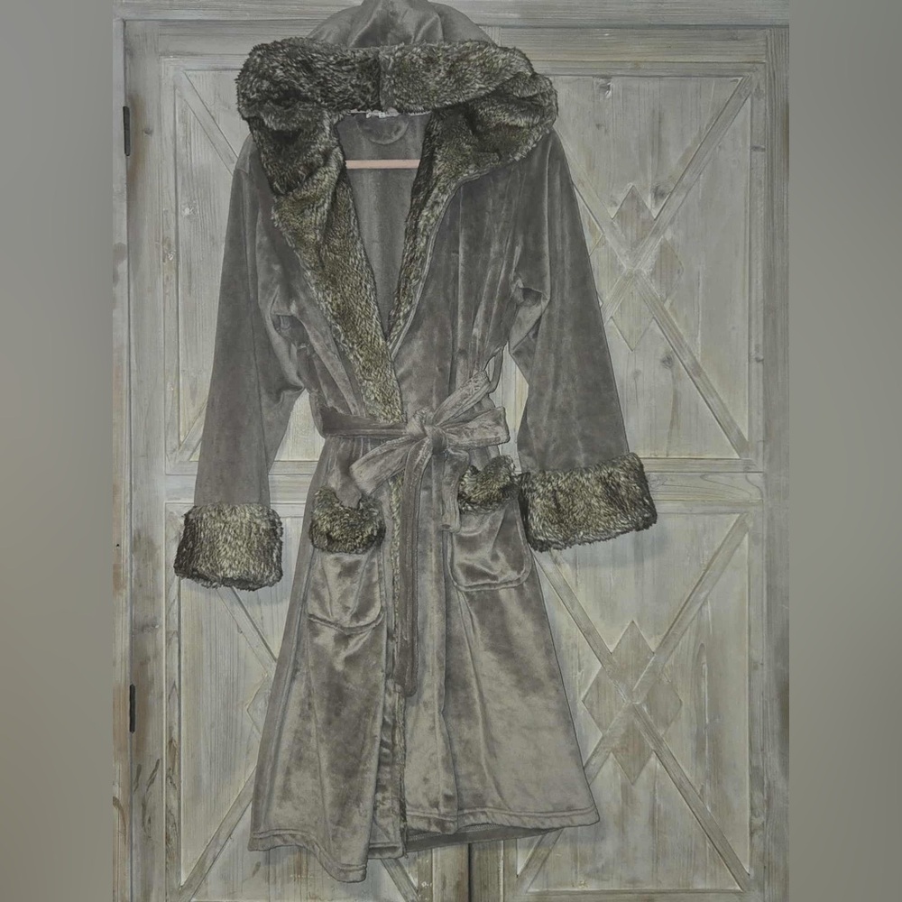 Pottery Barn Plush Faux Fur in Gray and tan - Picture 4 of 7